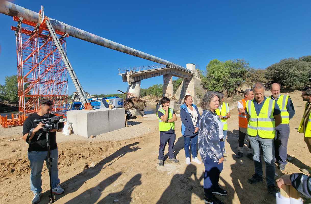 Un aspecto de la tubería de Picadas, arreglada provisionalmente (en la foto, la consejera Mercedes Gómez).