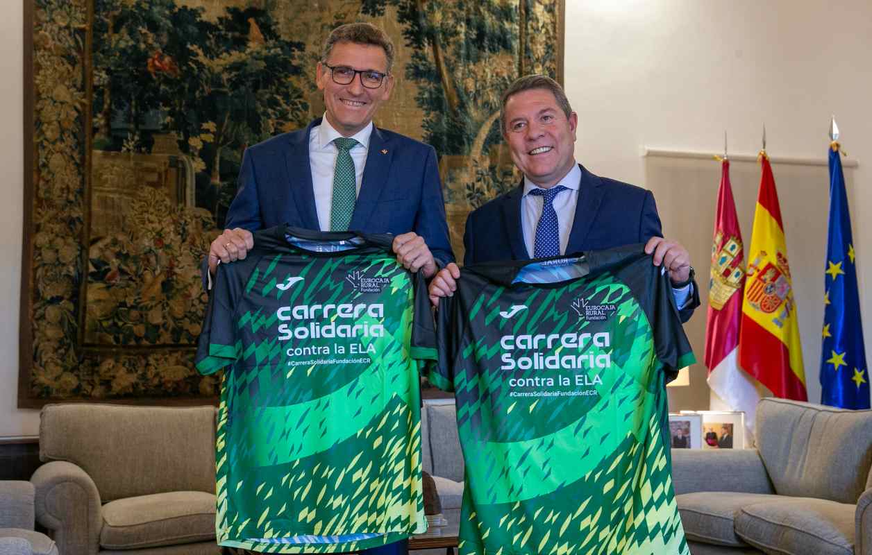 Víctor Manuel López Martín y Emiliano García-Page con la camiseta de la carrera solidaria contra la ELA que organiza Eurocaja.