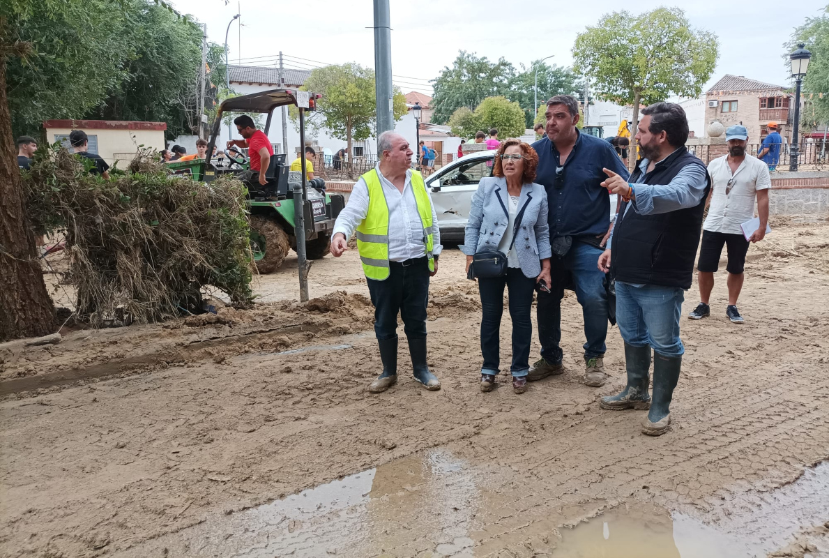 Tirado, Riolobos y Romera, con el alcalde de Yunclillos.