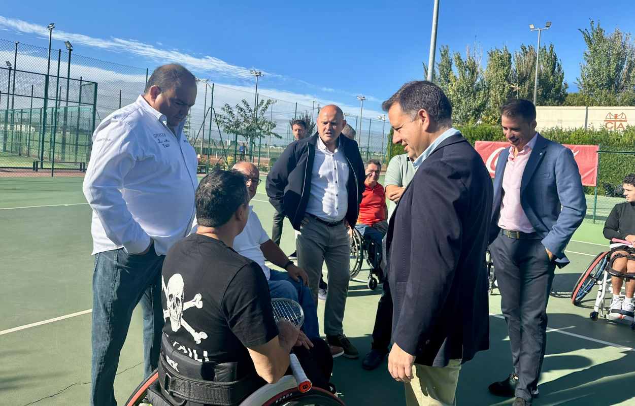 Carlos Yuste (primero por la derecha), en la presentación del torneo Ciudad de Albacete en silla de ruedas.