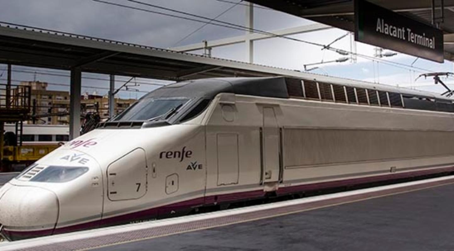 Avería en el tren Alicante-Madrid Chamartín, a la altura de Monteagudo de las Salinas (Cuenca). Foto: Renfe.