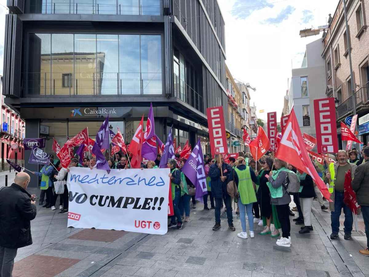 Concentración de trabajadoras contra la empresa Mediterránea Catering en Guadalajara