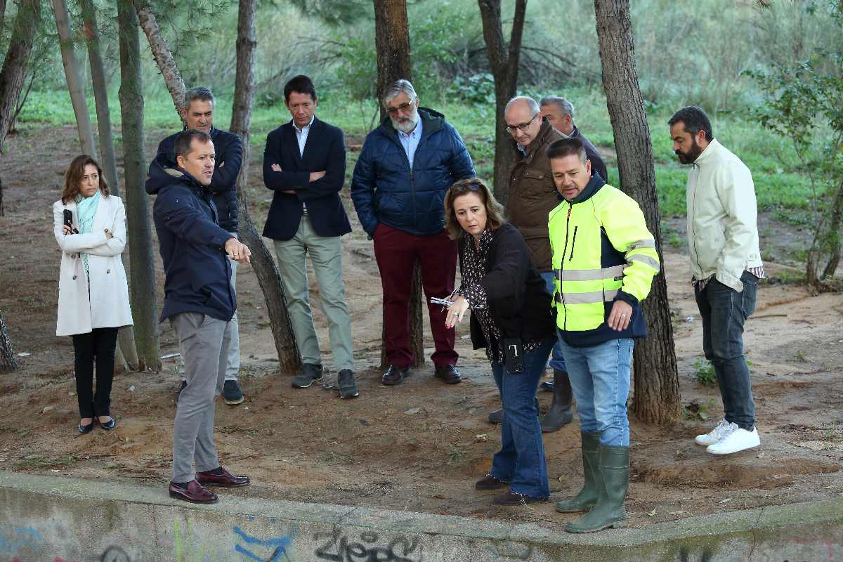 El alcalde de Toledo, Carlos Velázquez, en su visita al barrio de Azucaica.