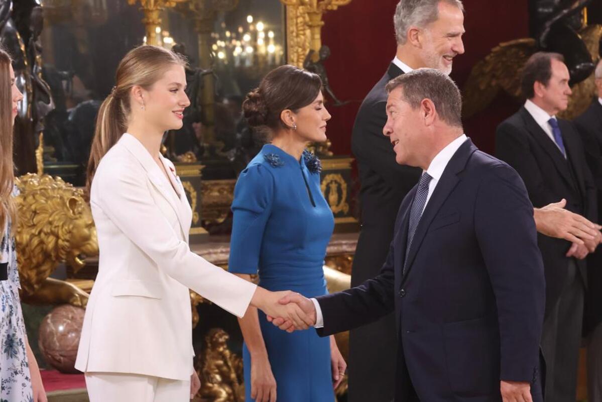 Emiliano García-Page saluda a la princesa Leonor, tras su juramento. Foto: Casa Real