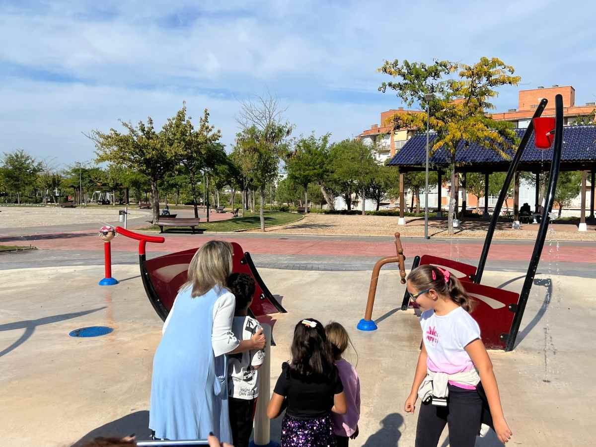 Ana Guarinos inaugura la nueva zona de juegos de agua en Las Lomas