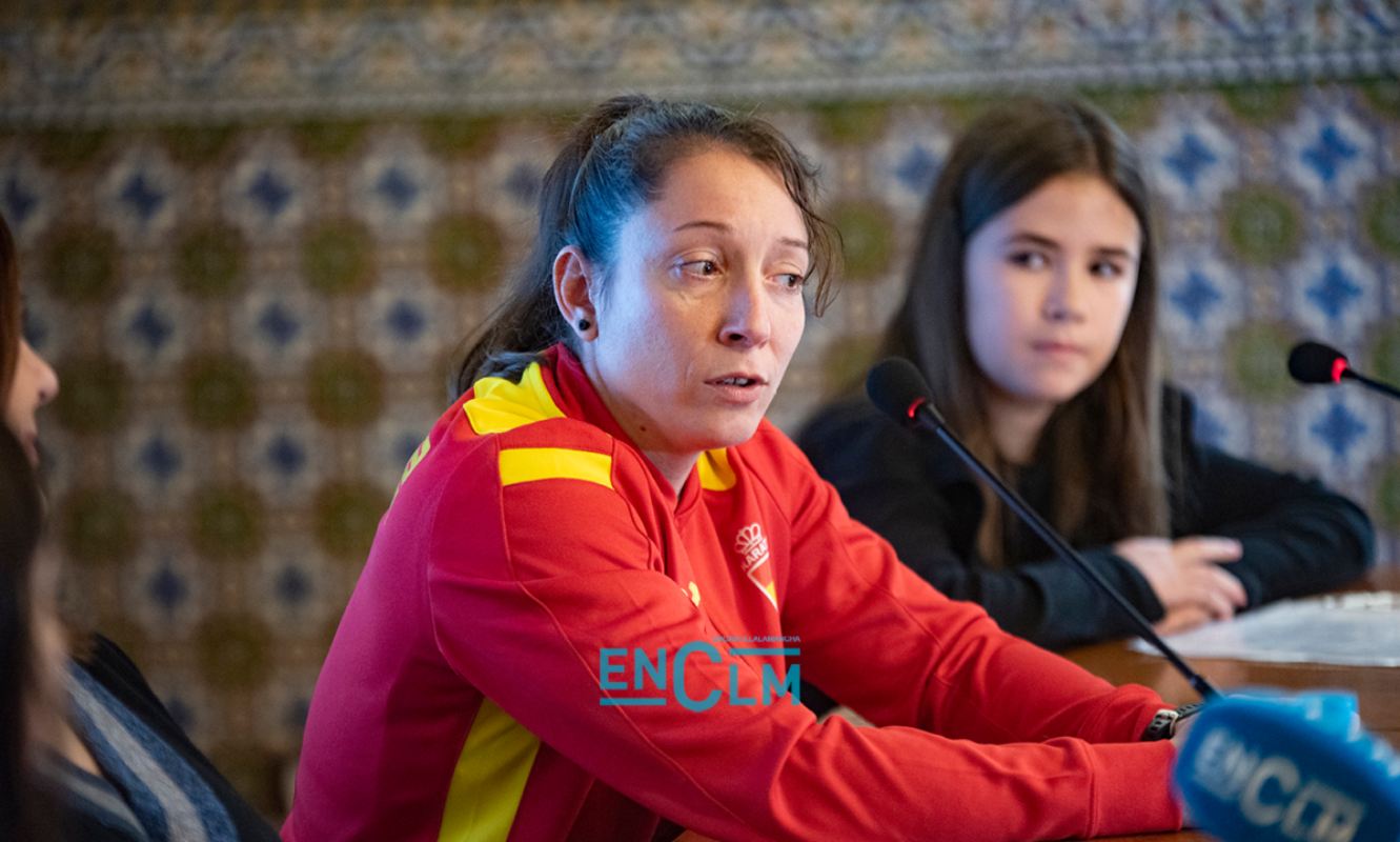 Isabel Fernández, dando una charla a unos escolares en Toledo en el Día Mundial de la Infancia. Foto: Rebeca Arango.