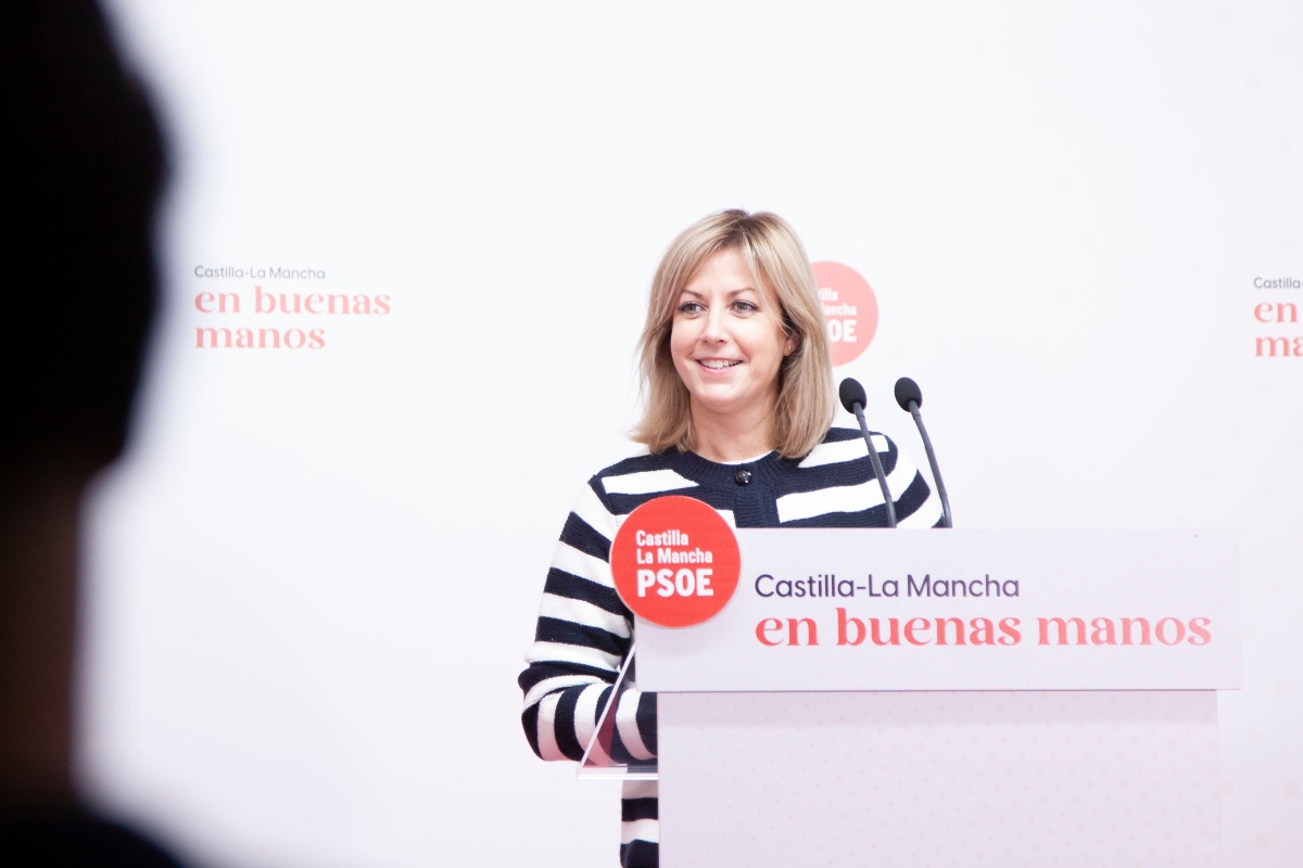 La portavoz del Grupo Socialista en las Cortes regionales, Ana Isabel Abengózar, valorando el acuerdo entre el PSOE y Sumar.
