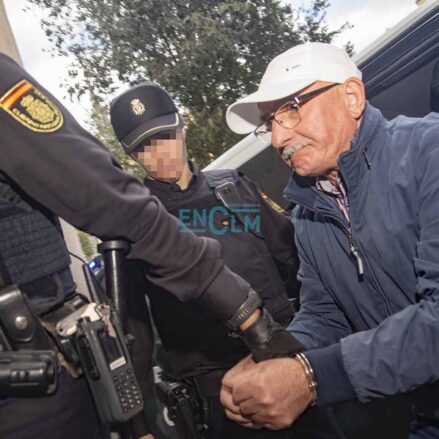 El hombre acusado de asesinar a su hijo en Santa Cruz del Retamar, en el momento de entrar en la Audiencia Provincial de Toledo. Foto: Rebeca Arango.