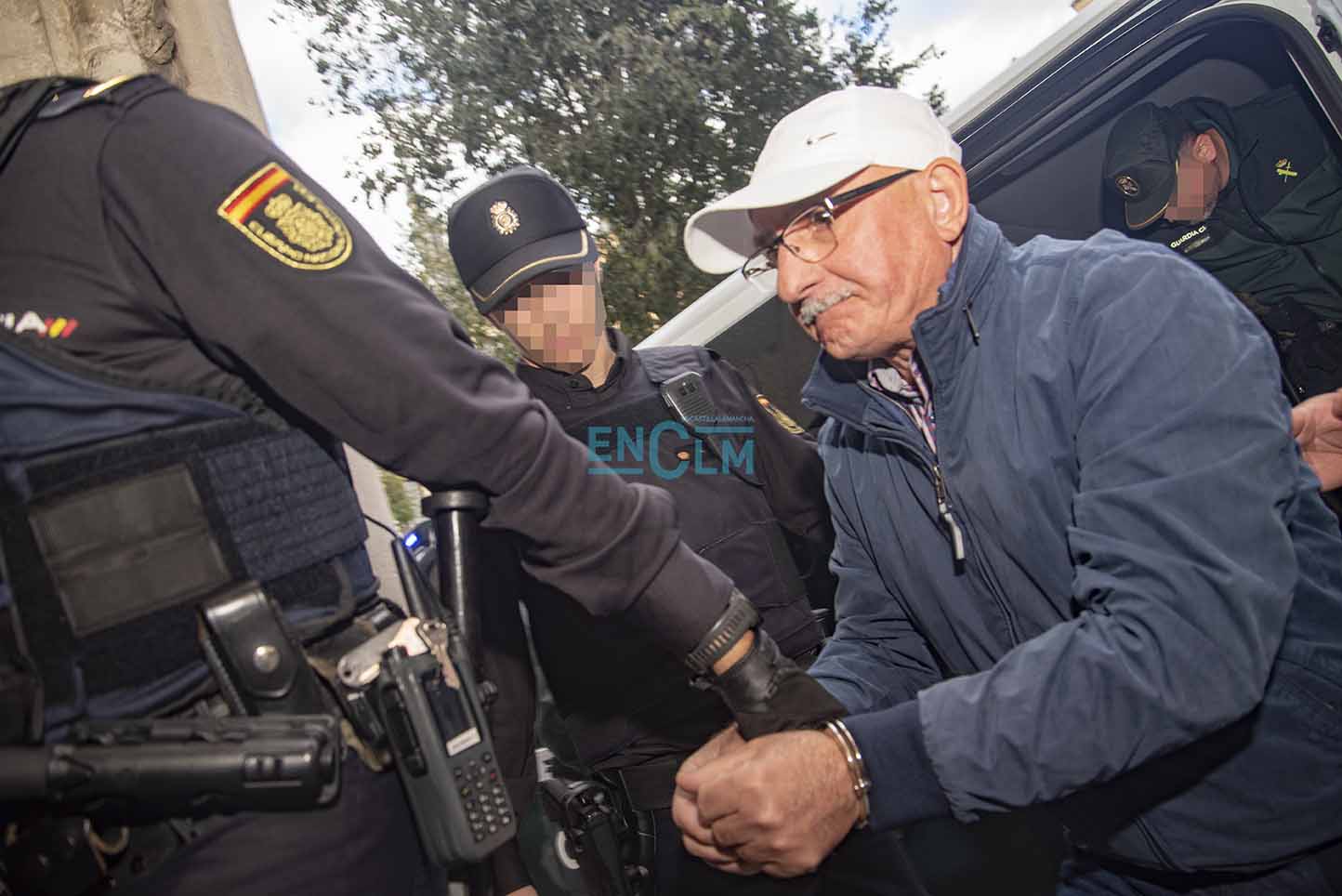 El hombre acusado de asesinar a su hijo en Santa Cruz del Retamar, en el momento de entrar en la Audiencia Provincial de Toledo. Foto: Rebeca Arango.