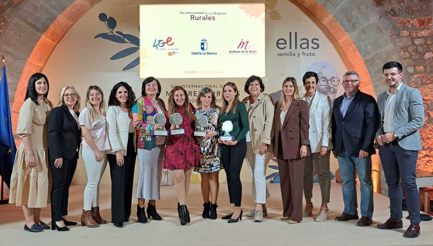 Carolina Agudo, junto con algunas de las homenajeadas en Castilla-La Mancha por el Día de la Mujer Rural,