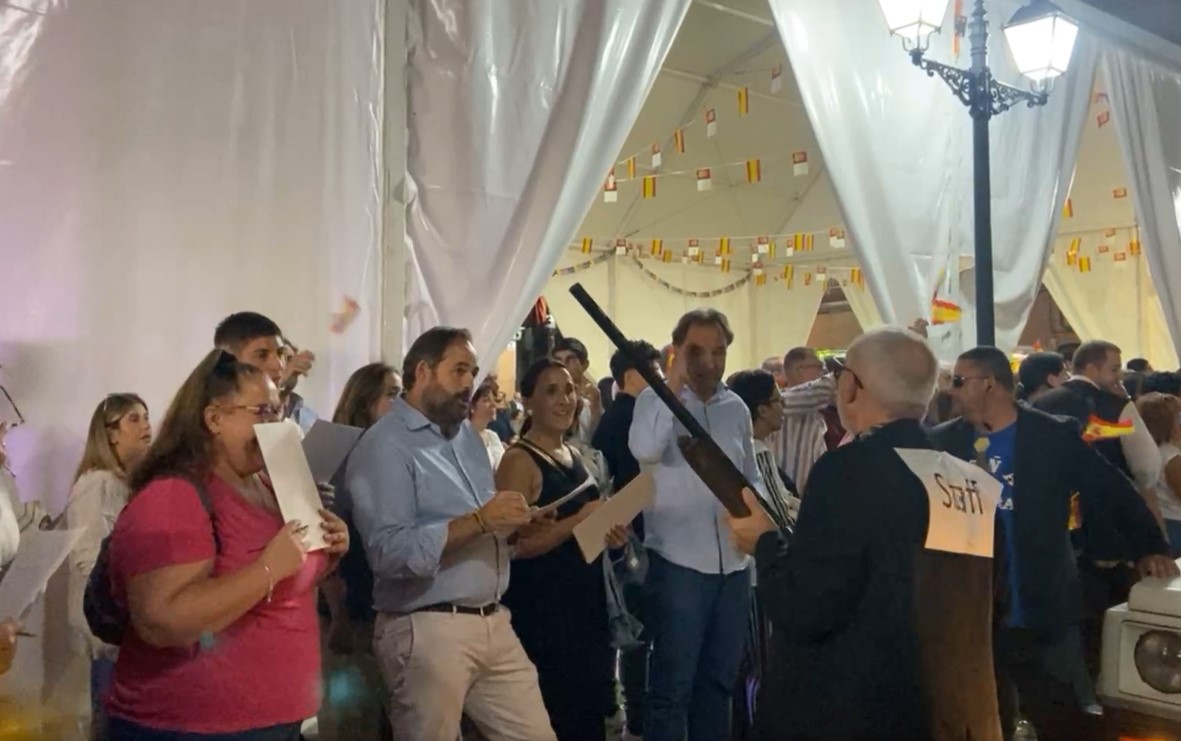 El alcalde de Pantoja, Julián Torrejo, con el arma en cuestión en la mano, en presencia del presidente del PP de CLM, Paco Núñez.