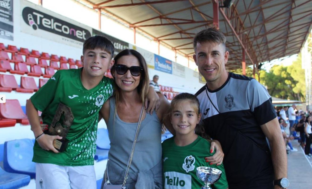 Aimar Antón, junto a su madre y otra joven jugadora del Toledo. Foto: FFCM.