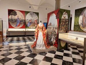 El nuevo traje expuesto en el Archivo Histórico de la Nobleza.