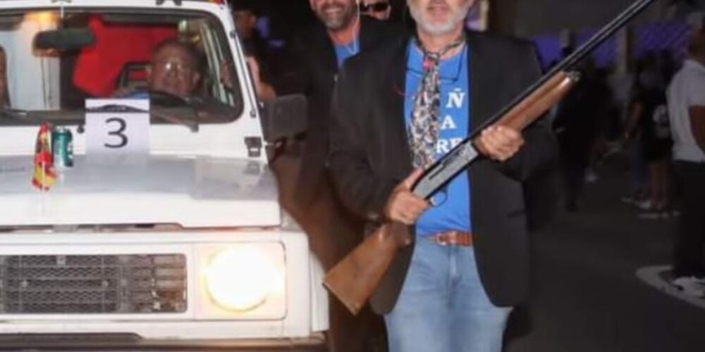El alcalde de Pantoja portando el arma durante el desfile.