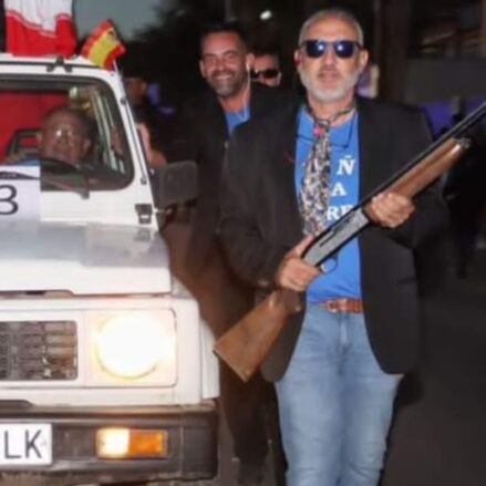 El alcalde de Pantoja portando el arma durante el desfile.