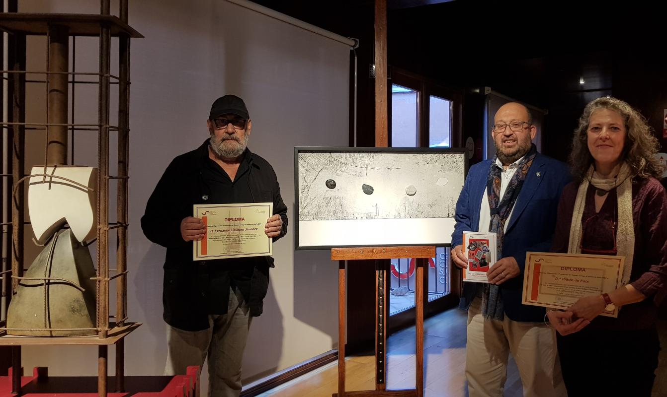 De izquierda a derecha: Fernando Salinero, Tomás Arribas y Prado de Fata, con las dos nuevas obras expuestas en el centro cultural San Clemente.