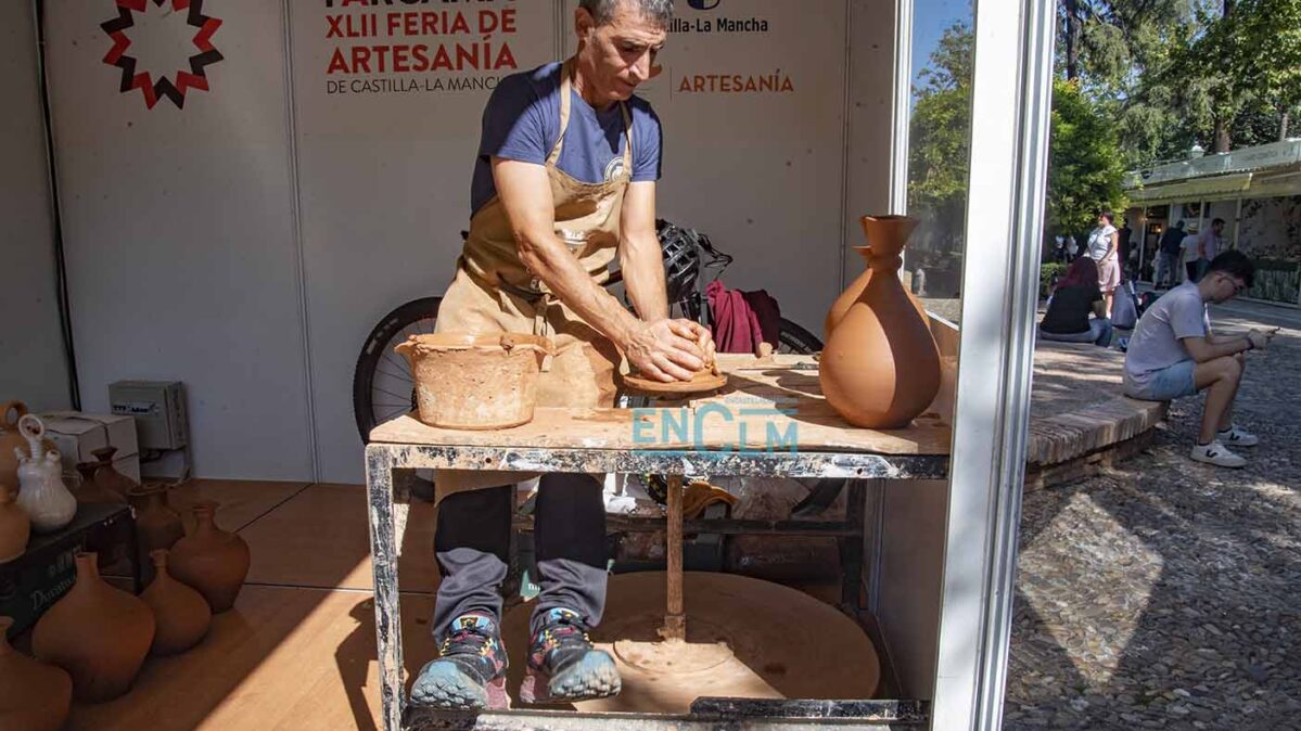Un artesano en Farcama.Foto: Rebeca Arango.