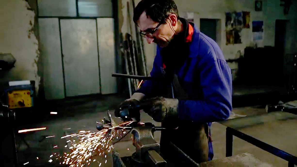 Pedro José Martínez, "el Francés", forjador y herrero, en su taller de Belmonte (Cuenca). Foto: forja-artistica.es.