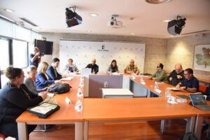 Bárbara García Torijano, consejera de Bienestar Social, con representantes de EAPN-CLM.
