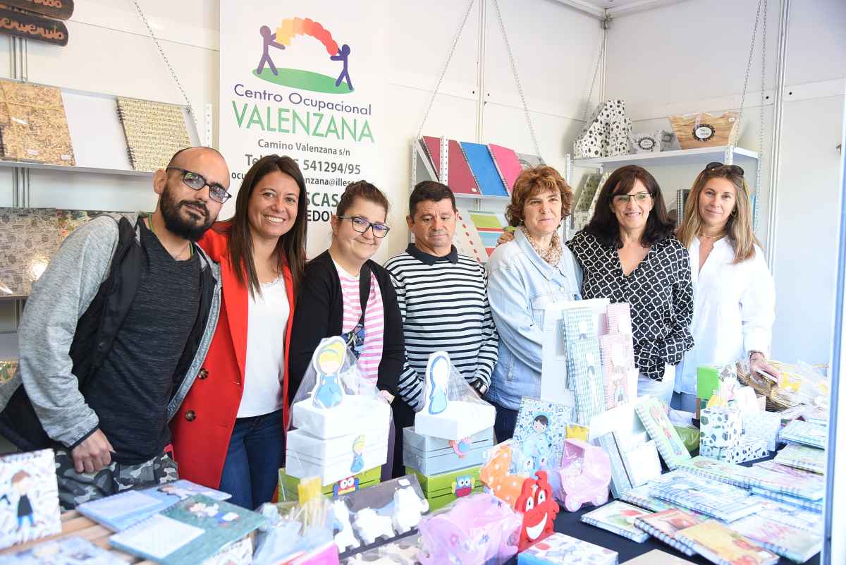 Bárbara García Torijano, consejera de Bienestar Social, segunda por la izquierda, con representantes de las entidades de personas con discapacidad que tienen stand en Farcama.