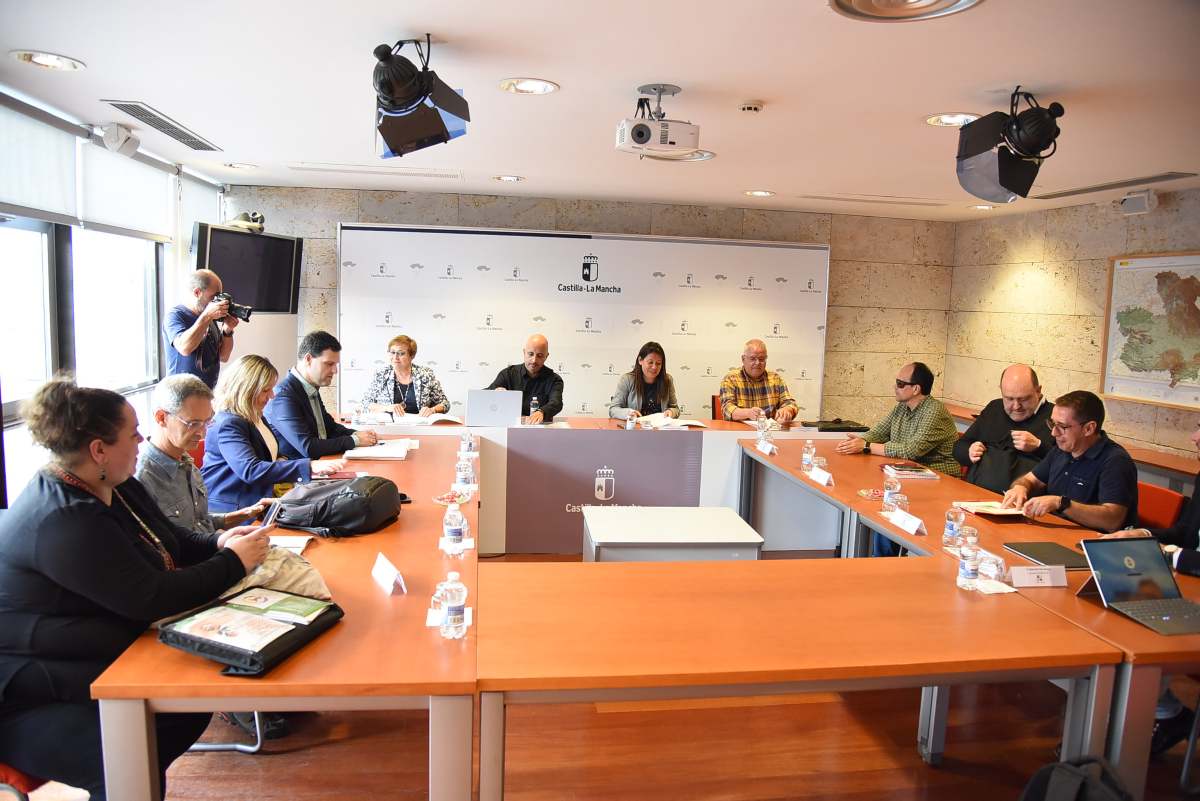 Bárbara García Torijano, consejera de Bienestar Social, con representantes de EAPN-CLM.