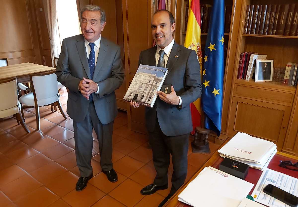 El fiscal jefe del Tribunal Superior de Justicia de CLM, Emilio Manuel Fernández, junto al presidente de las Cortes de CLM, Pablo Bellido.