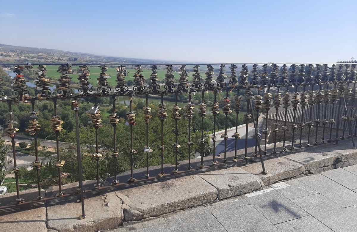 Imagen de los candados en la barandilla que da al vacío.