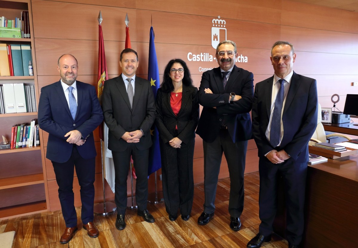 El consejero de Sanidad, Jesús Fernández Sanz, se ha reunido con el alcalde de Toledo, Carlos Velázquez.