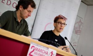Rubén Lozano y Sandra Gómez. presentando la II Marcha Nórdica contra el Cáncer de Mama.