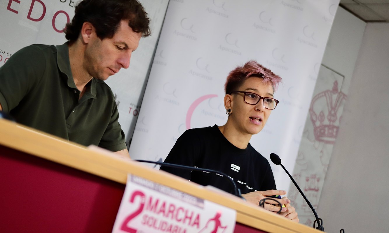 Rubén Lozano y Sandra Gómez. presentando la II Marcha Nórdica contra el Cáncer de Mama.