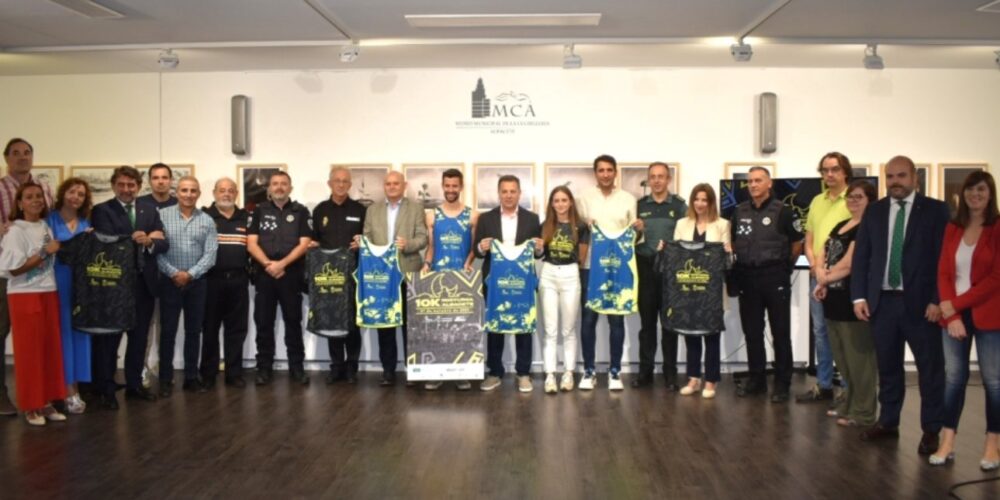 Foto de familia en la presentación de la II Carrera Nocturna de Albacete.