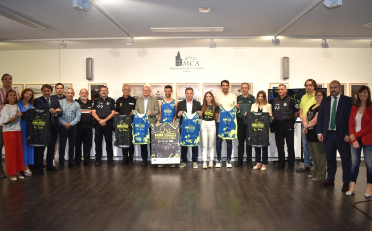 Foto de familia en la presentación de la II Carrera Nocturna de Albacete.