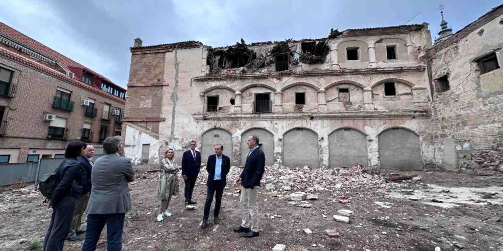 Visita del alcalde de Talavera, José Julián Gregorio, a la Casa de los Canónigos debido al derrumbe de octubre de 2023. Foto: Ayuntamiento