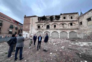 Visita del alcalde de Talavera, José Julián Gregorio, a la Casa de los Canónigos debido al derrumbe de octubre de 2023. Foto: Ayuntamiento