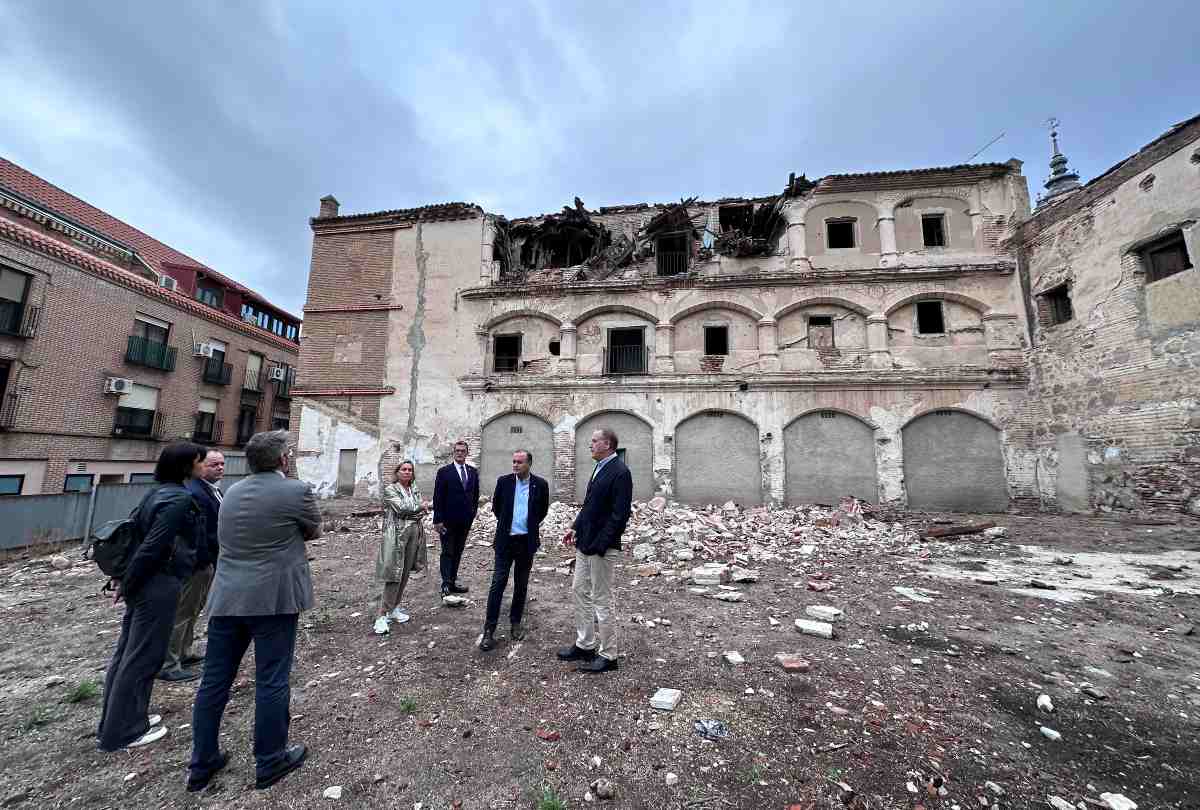 Visita del alcalde de Talavera, José Julián Gregorio, a la Casa de los Canónigos debido al derrumbe de octubre de 2023. Foto: Ayuntamiento