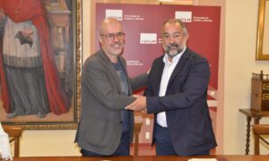 Unai Sordo y Julián Garde, sellando el convenio para la cátedra pionera en Derecho del Trabajo y Seguridad Social.