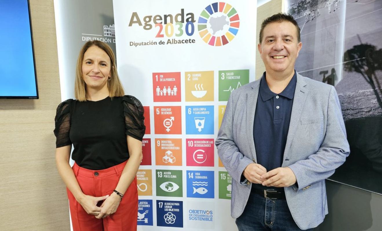 Santiago Cabañero y Yolanda Ballesteros, presentando las ayudas relacionadas con la Agenda 2030.