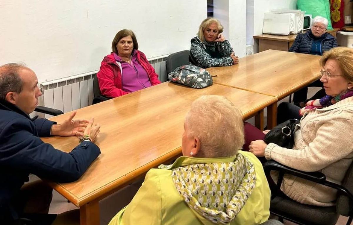 Daniel Arias, junto a un grupo de personas mayores.