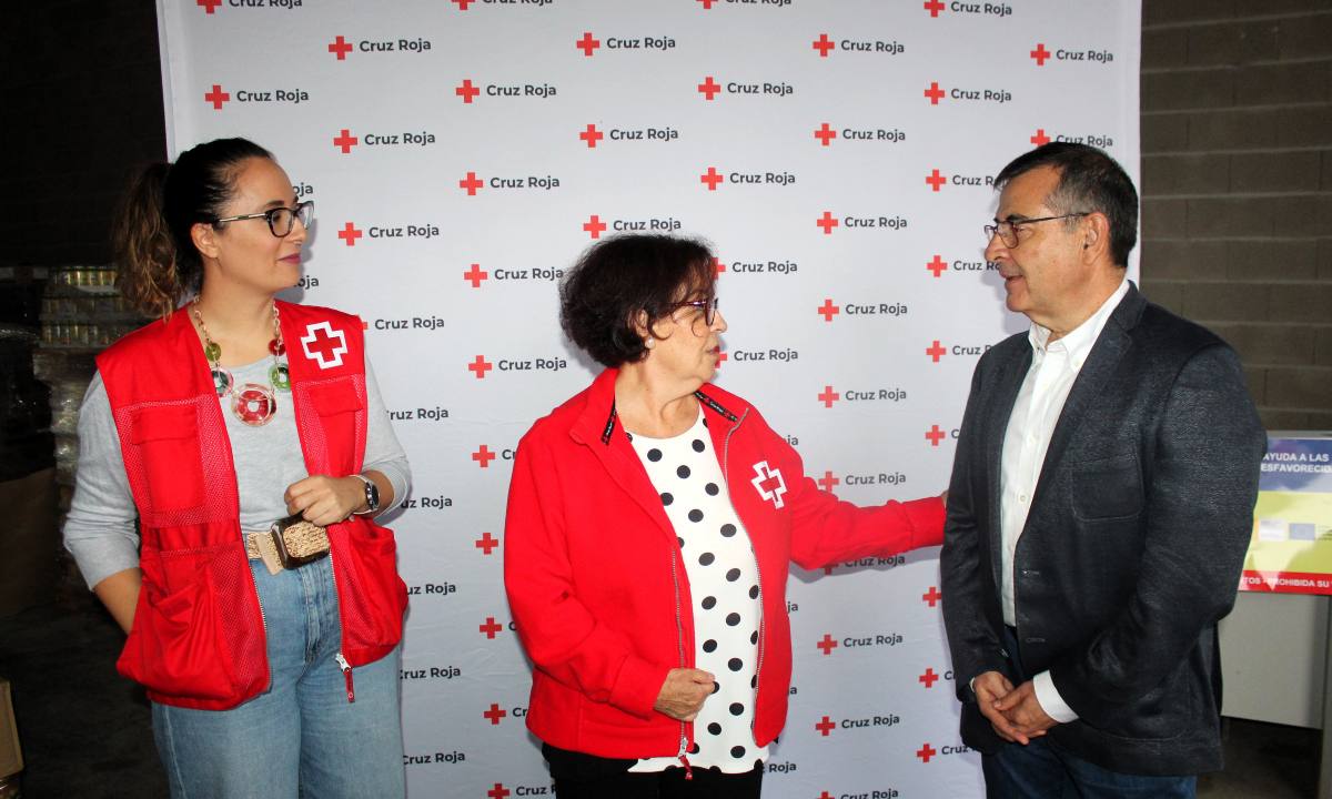 Carlos Ángel Devia, subdelegado del Gobierno en la provincia de Toledo, junto a miembros de Cruz Roja.