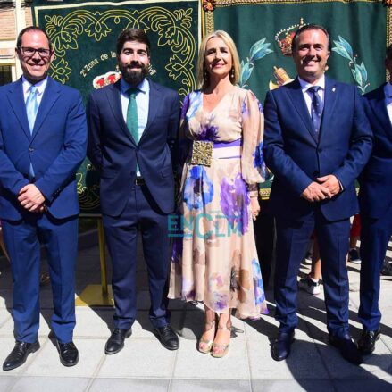 En el centro, la vicealcaldesa de Toledo, Inés Cañizares, acompañada de compañeros de Vox. Foto: Rebeca Arango.