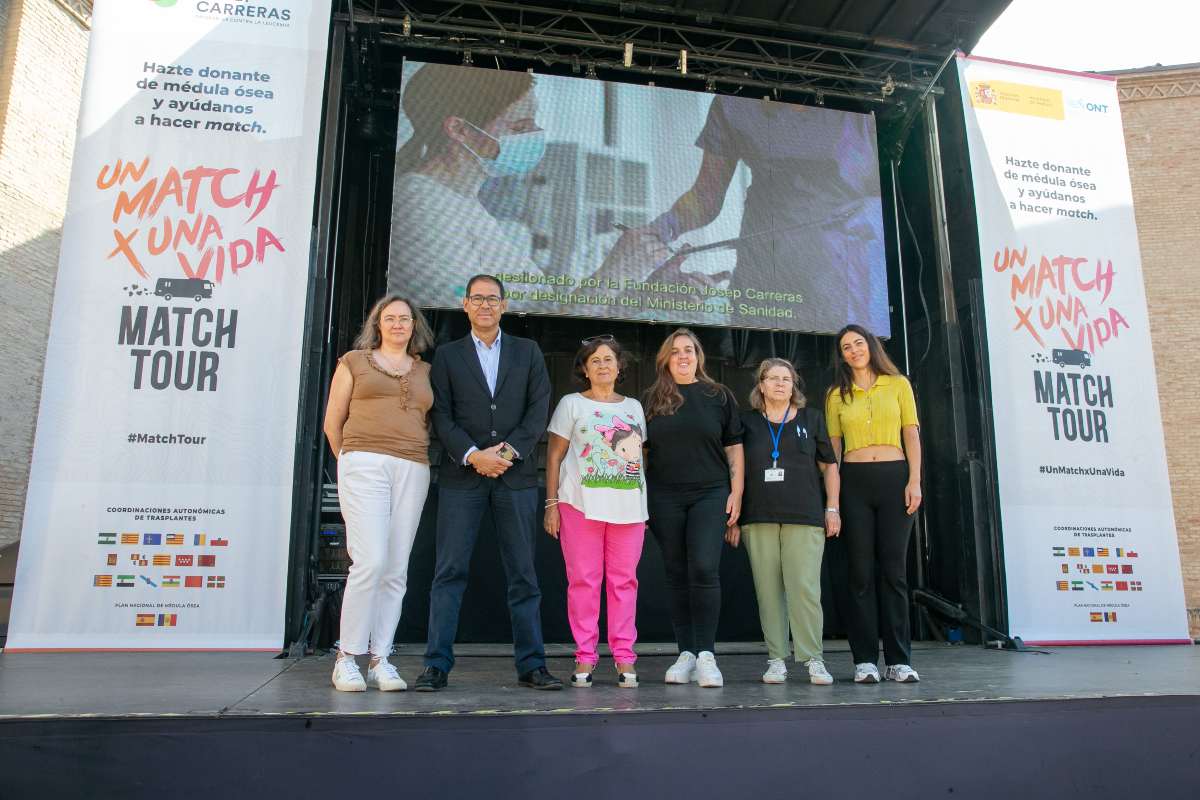 El director general de Hospitales del SESCAM, Oscar Talavera, ha visitado el autobús de la campaña “Macht Tour” para fomentar la donación de médula ósea, en el Campus Universitario de la Fábrica de Armas.