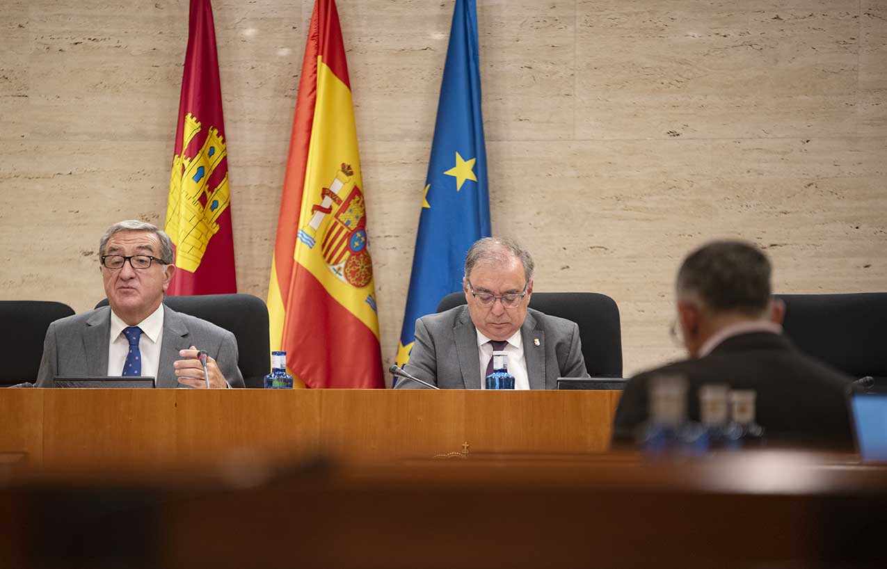 Emilio Manuel Fernández, a la izquierda, fiscal superior de CLM, en las Cortes. Foto: Rebeca Arango.