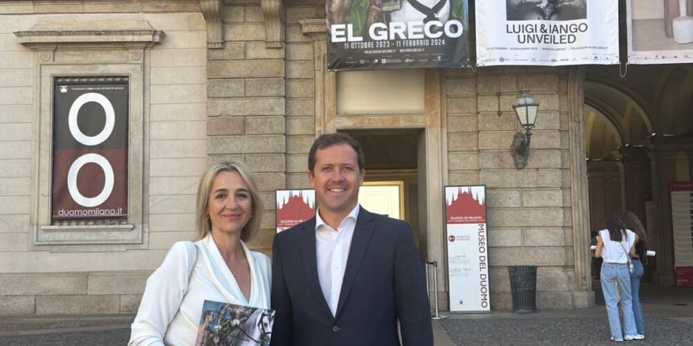 Carlos Velázquez e Inés Cañizares, delante del Palacio Real de Milán donde se expone la muestra del Greco.