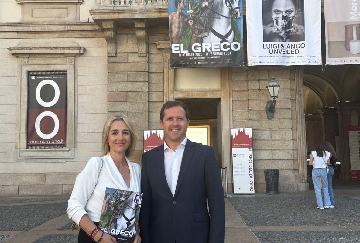 Carlos Velázquez e Inés Cañizares, delante del Palacio Real de Milán donde se expone la muestra del Greco.