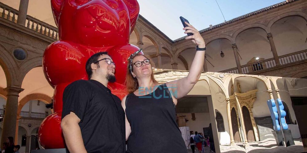 Un selfie junto a un oso de gominola de dEmora (Eladio de Mora). Foto: Rebeca Arango.