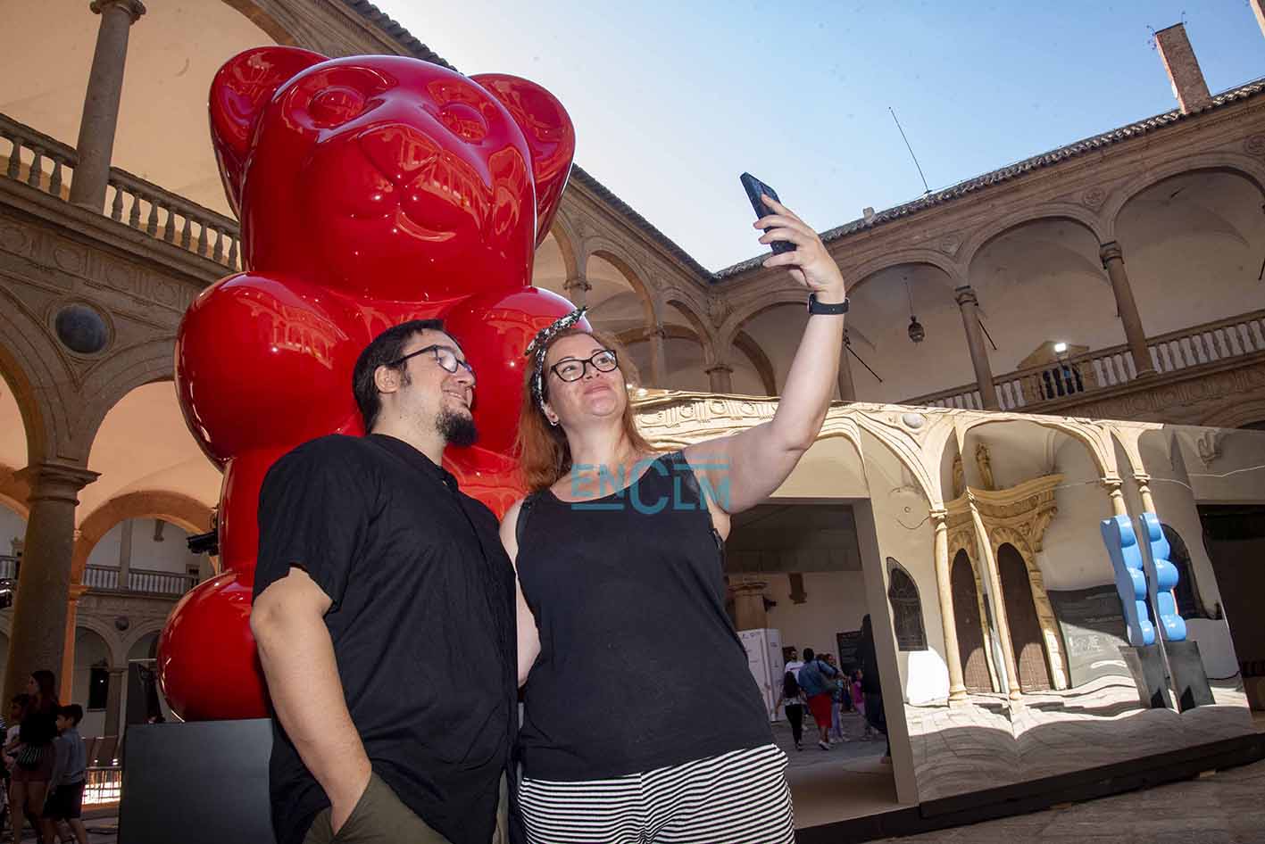 Un selfie junto a un oso de gominola de dEmora (Eladio de Mora). Foto: Rebeca Arango.