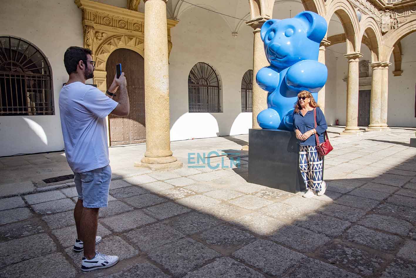 Una madre y un hijo, fotografiándose con un oso de gominola de Eladio de Mora (dEmora).