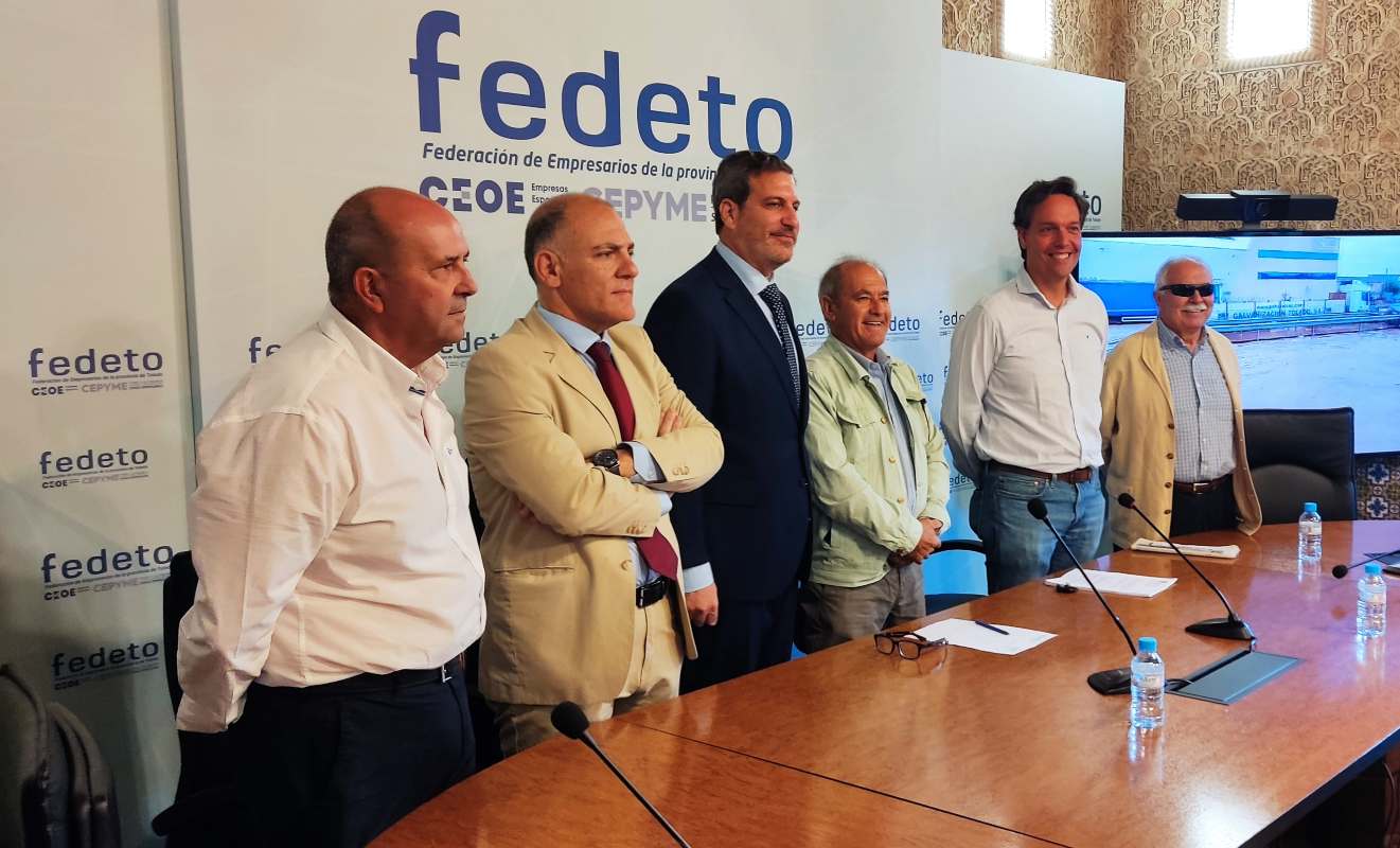 Foto de familia de algunos empresarios del Polígono afectados por la DANA, con Manuel Madruga.