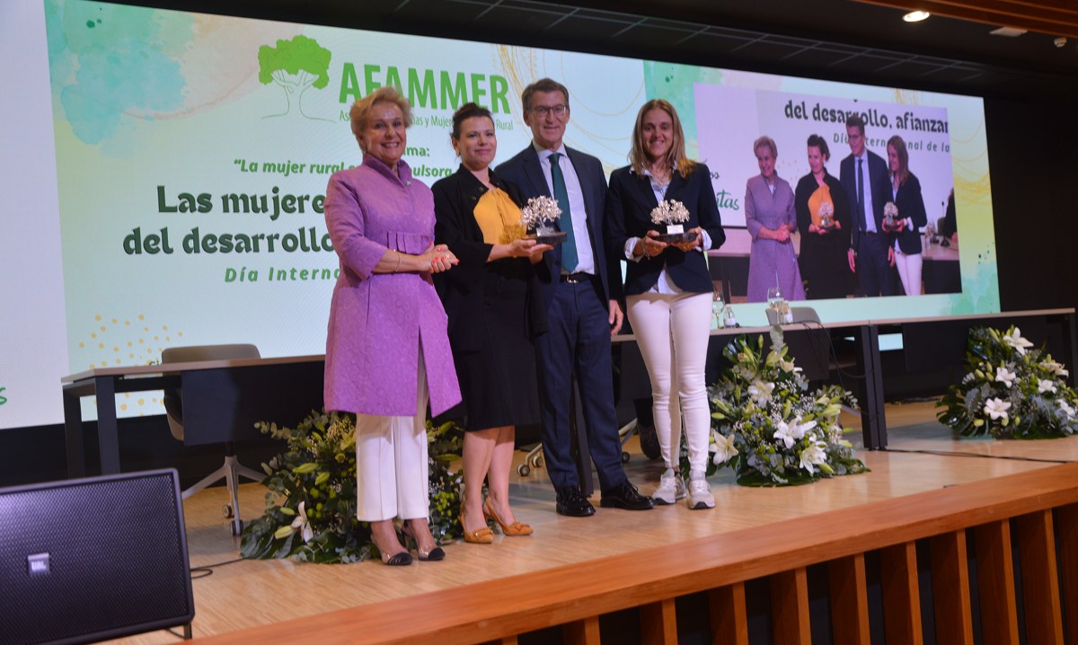 Feijóo, en la jornada organizada en Ciudad Real por Afammer, con su presidenta, Carmen Quintanilla, a la izquierda de la imagen.