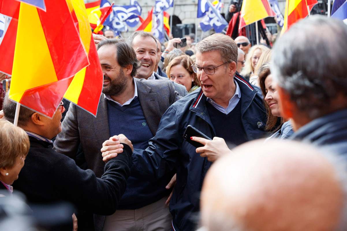 Feijóo entra a la plaza del Ayuntamiento de Toledo, en el acto de este domingo. Foto: EFE / Ismael Herrero.